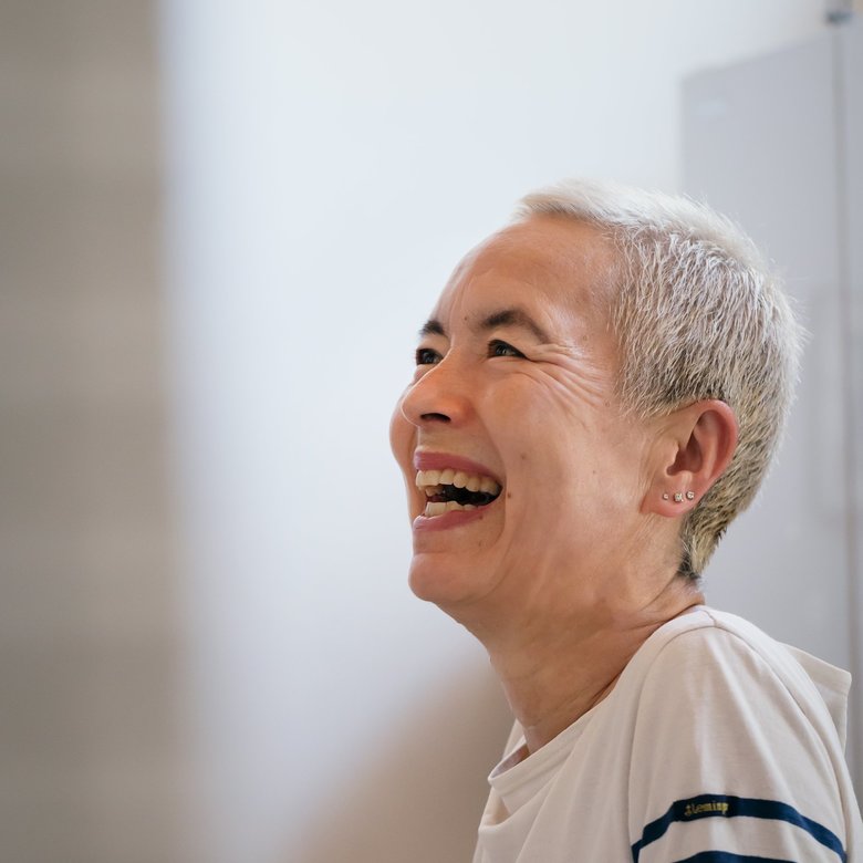 イギリス人の母と日本人の父を持つ田中ナオミさん。働きながら夜間学校に通い、27歳で一級建築士の資格を取得した