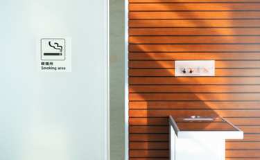 職場の喫煙所交流で仕事が円滑に進むのは不公平じゃないか