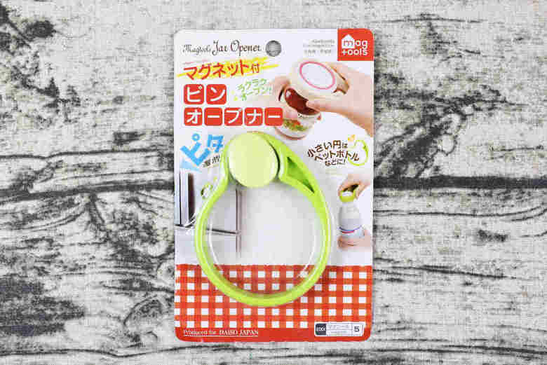 ダイソーのおすすめ商品「マグネット付き ビンオープナー」のパッケージ画像