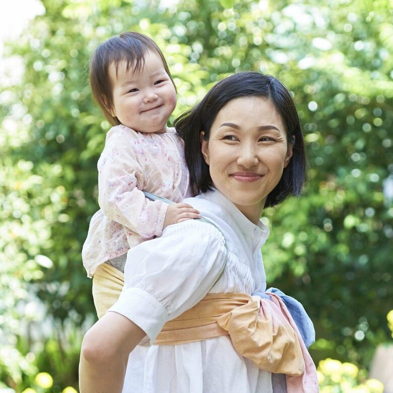 新潟県出身。京都外国語大学卒業。５児の母。長男を妊娠中に乳児と楽しいコミュニケーションが取れるおむつなし育児と紐一本でおんぶ、抱っこができることを知り実践。以降、５人のこどもたちをおんぶとおむつなし育児で育てる。おんぶ仲間を増やしたい思いからおんぶ講習会や周囲の要望を受け「おむつなし育児のお話会」などを実施。