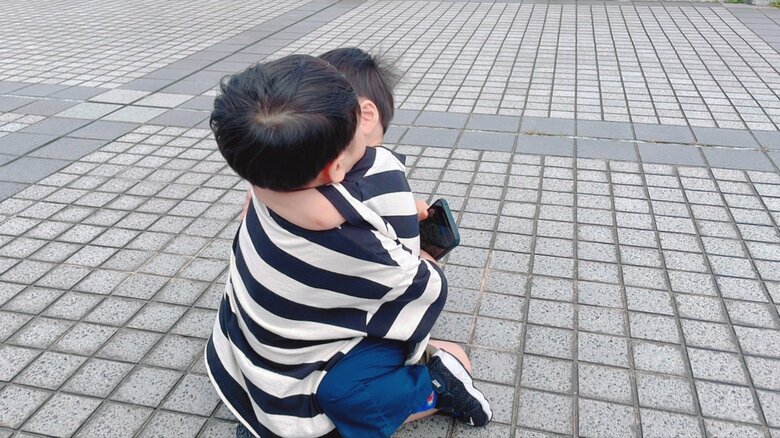 兄弟で抱き合うほど仲良しの市川さんのお子さんたち