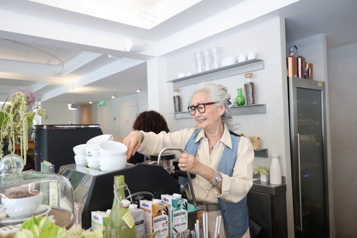 カウンターでコーヒーを淹れたり、掃除をしたり。機敏に働く姿が頼もしい