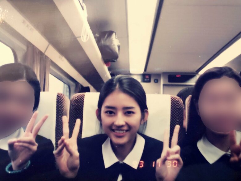 高校の旅行でクラスメートたちとピース