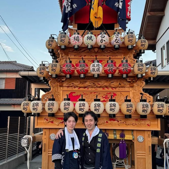 西条祭りでだんじりを前にした秋川さん親子
