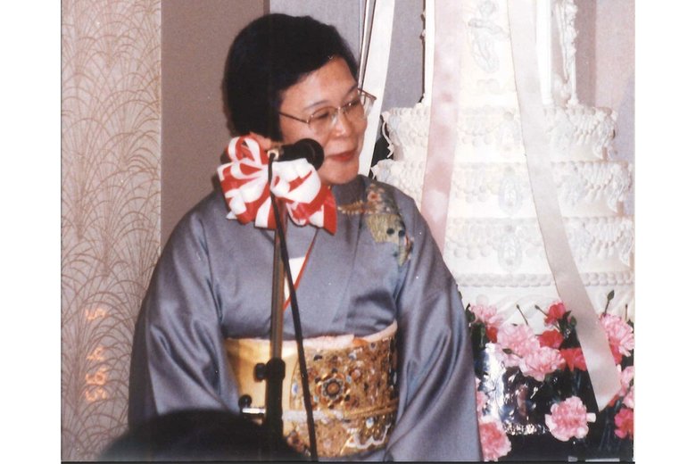 結婚式のスピーチをするおばあちゃん