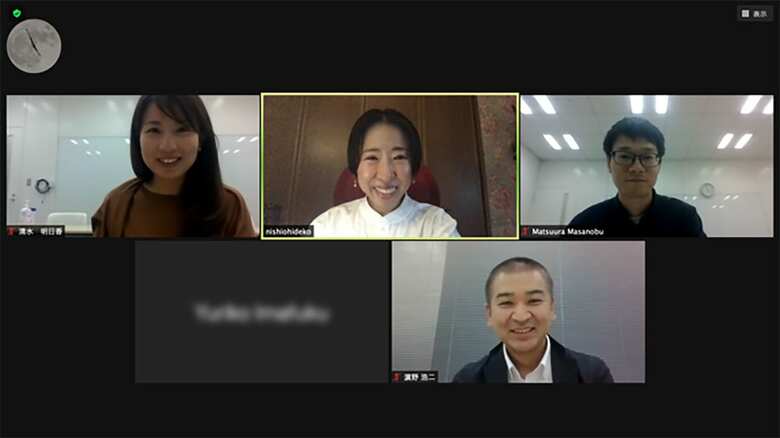 （右下）濵野 浩二さん／バンダイナムコホールディングス グループ管理本部 人事部 ゼネラルマネージャー。1996年株式会社ナムコ（現株式会社バンダイナムコエンターテインメント）入社。アミューズメント施設運営に携わったのち、各社人事部を経て現職。（左上）清水 明日香さん／2004年株式会社バンダイ新卒入社。営業・企画開発職を経て、現在株式会社バンダイナムコ ビジネスアーク人事部に所属。（右上）松浦 政信さん／2014年株式会社バンダイナムコビジネスアークに中途入社。入社以来、人事部に所属。