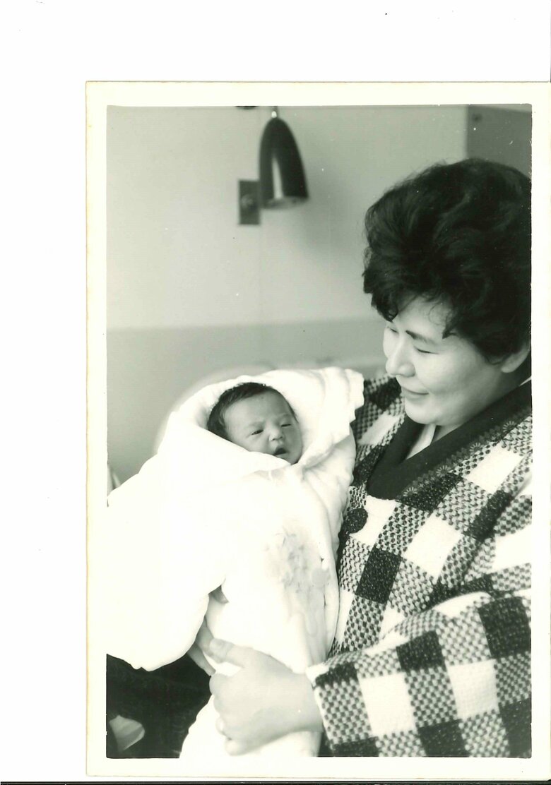 お母様に抱かれる生まれたばかりの杉田かおるさん