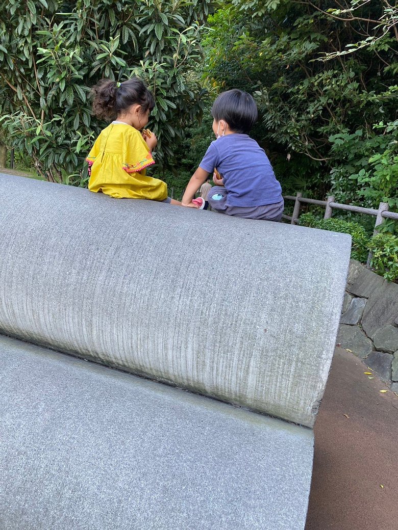 お菓子を頬張る姿が微笑ましい、武内さんの長男と長女