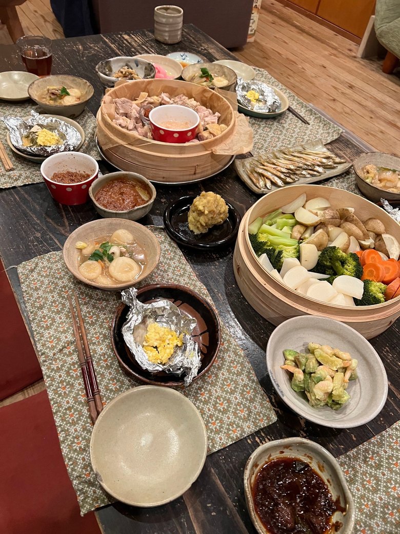 料理上手な母が用意した食卓。6人分の食事が並ぶ