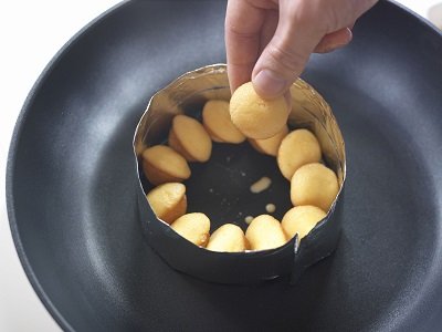 カステラを卵液にサッと浸して、卵液を軽くきり、①の簡易型の中に2～3段積み重ねながら敷きつめる。