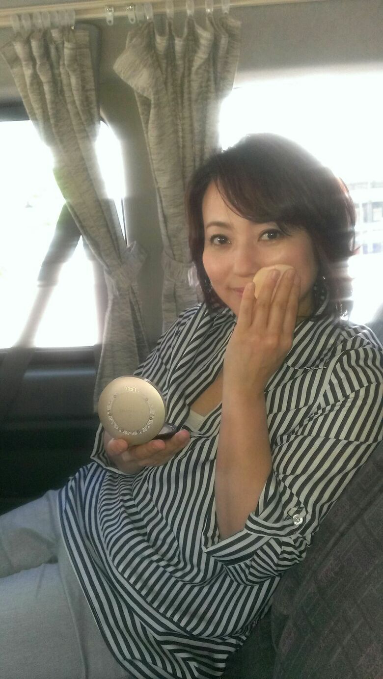 ロケ中にくつろいだ表情を見せる杉田さん