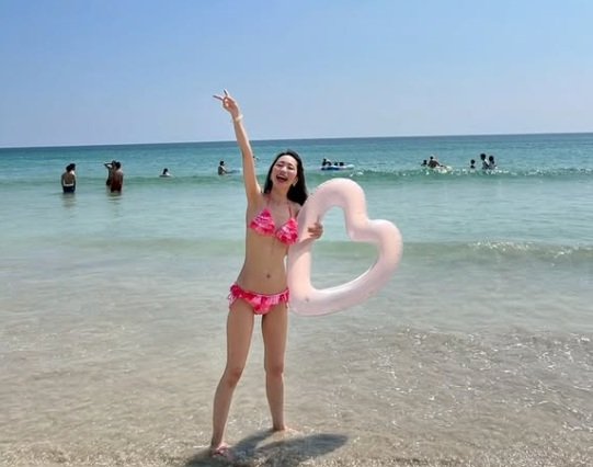 2025年真夏のワンショット。スタイル抜群の彦坂さん、ハートの浮き輪もお似合い