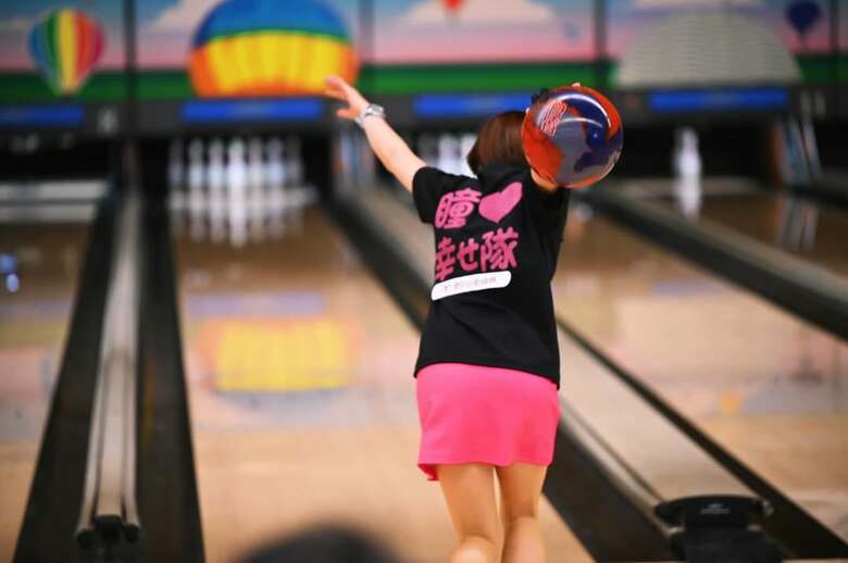 豪快にボールを投げる安藤さん