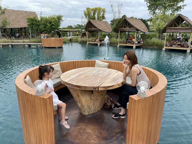おしゃれすぎ！タイの水上カフェでくつろぐ中村さんと娘