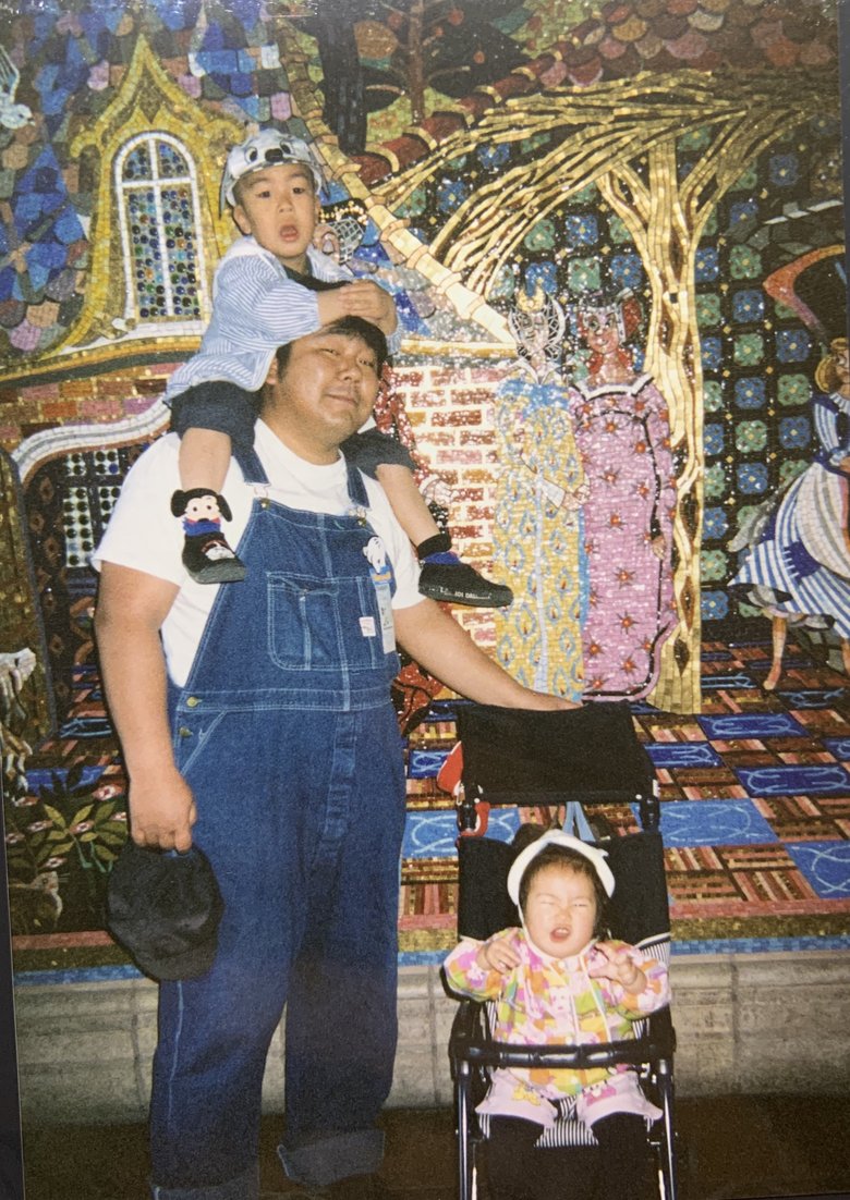 ベビーカーに乗るいしづかさん（右）と、父・石塚英彦さんに肩車される兄・石塚幸作さん