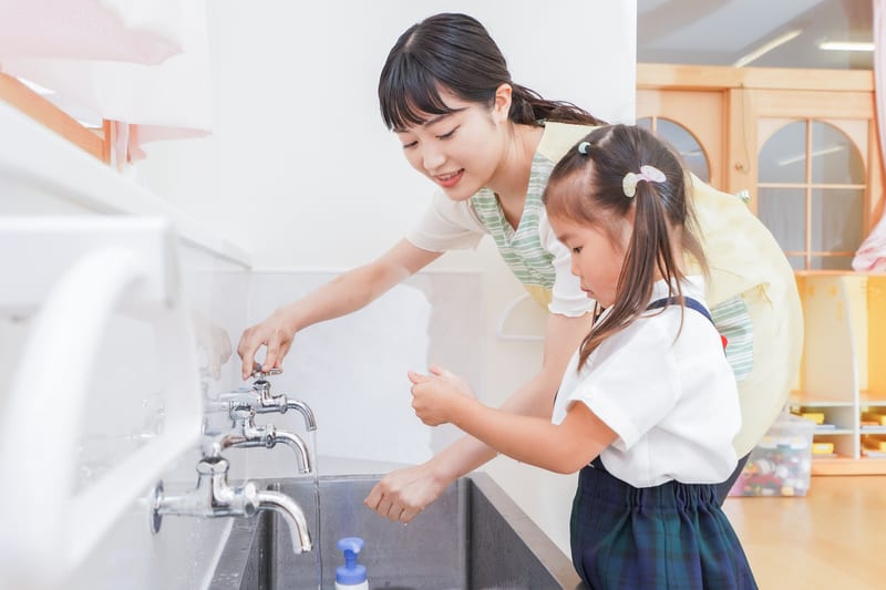 保育園で手洗い