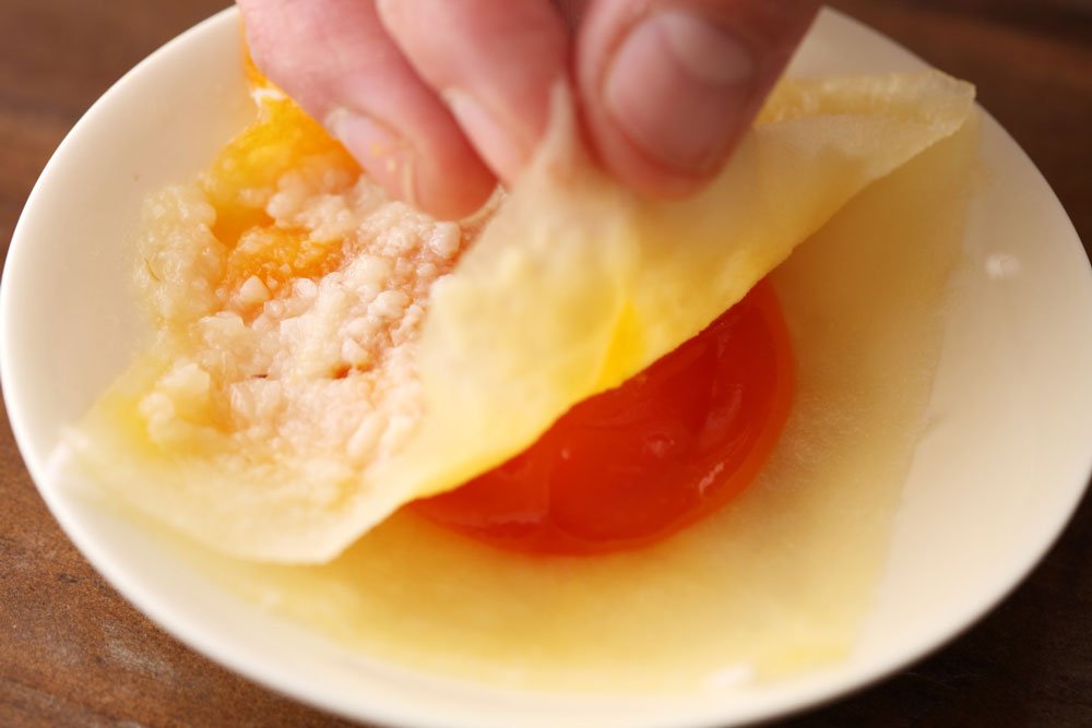 卵黄を塩麹で漬けていることころ
