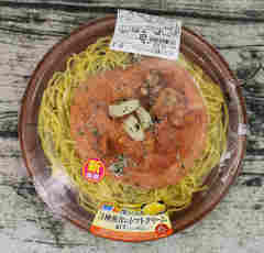ファミマ「生パスタ 3種魚介のトマトクリーム」オマール海老ソースの本格的な深みにハマります。