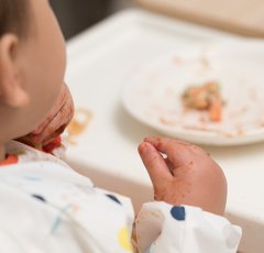 「遊び食べをして時間がかかる…」小さい子の食事にイライラしない方法