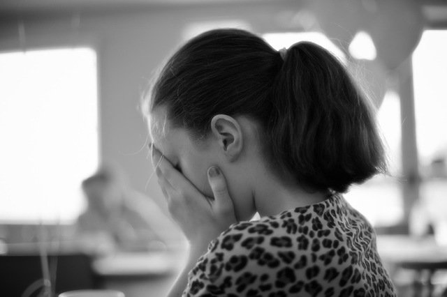 映画を見て泣いている女性の画像