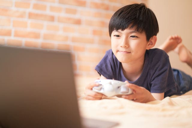 ゲームをする男の子