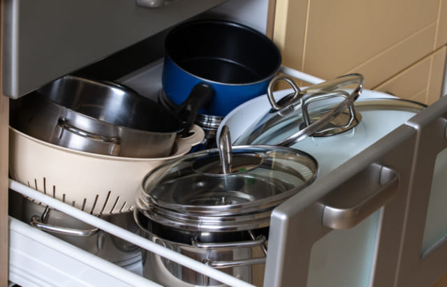 引き出しにキッチン用品を詰め込む様子