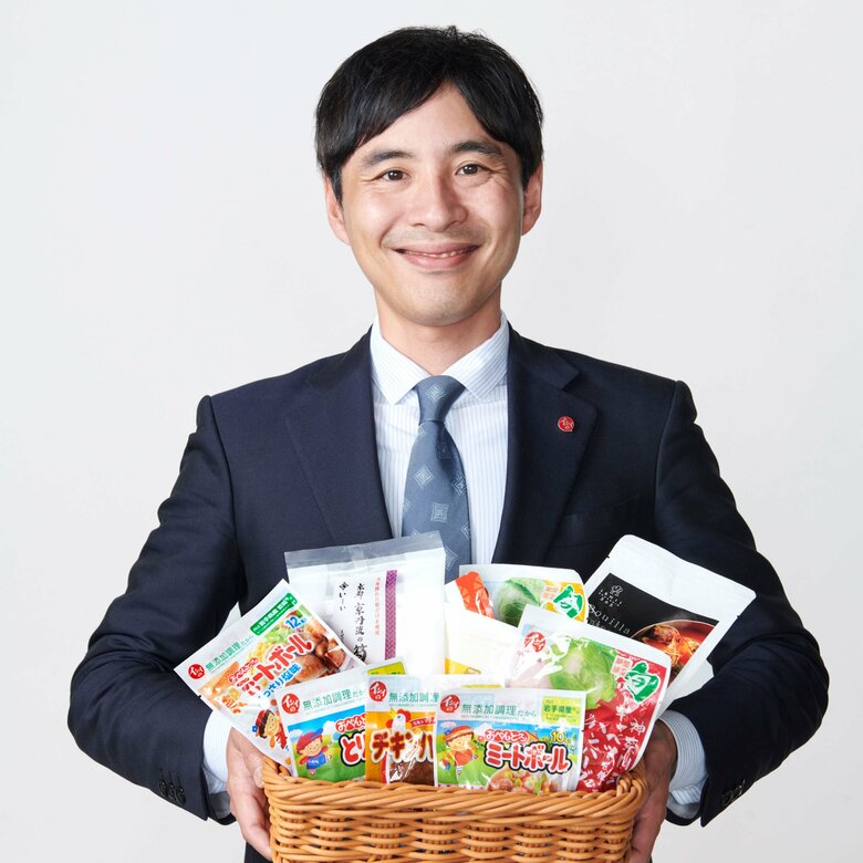 石井社長と「イシイのおべんとクン ミートボール」など定番商品。産地や原材料などオープンに公開することにこだわってきた