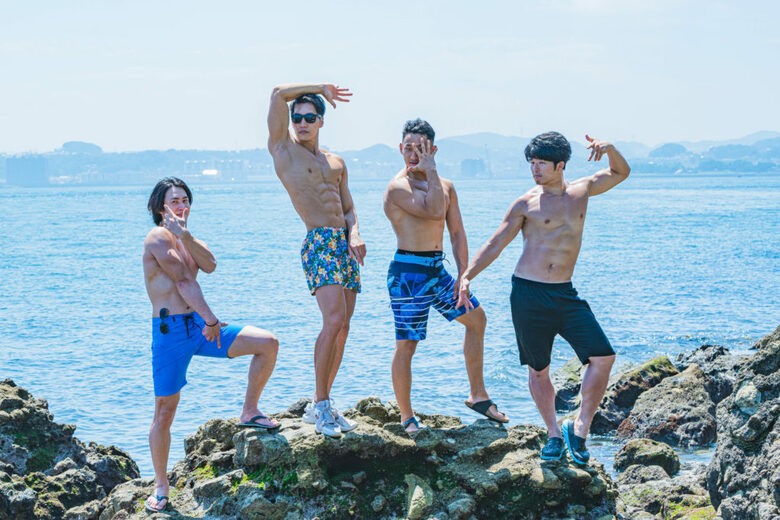 「ジョ〇ョ立ちをキメるマッチョたち」