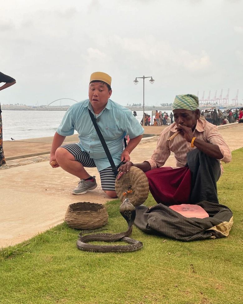 スリランカの公園でコブラを操るおじさんに遭遇したスギちゃん