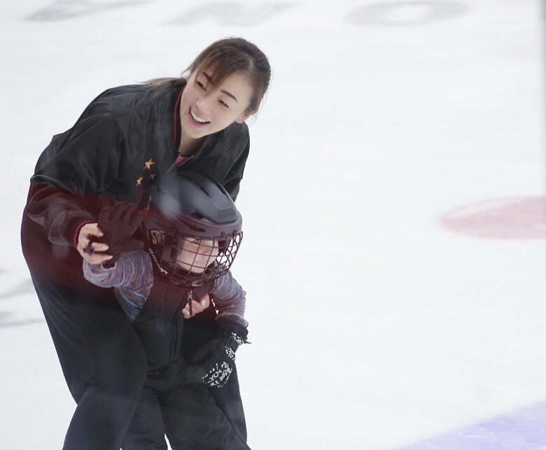 ラスベガスで子どもにスケートを教える村主さん