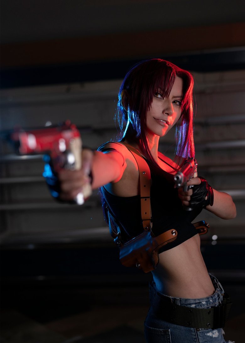 『BLACK LAGOON』に登場するキャラクターのコスプレ。まるで映画のワンシーンのよう