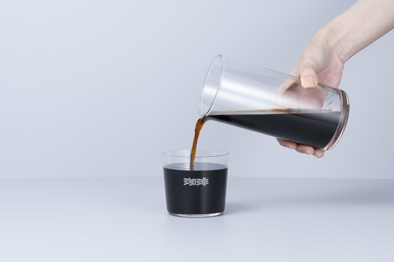 コーヒーを注ぐと「珈琲」の文字が浮かび上がる