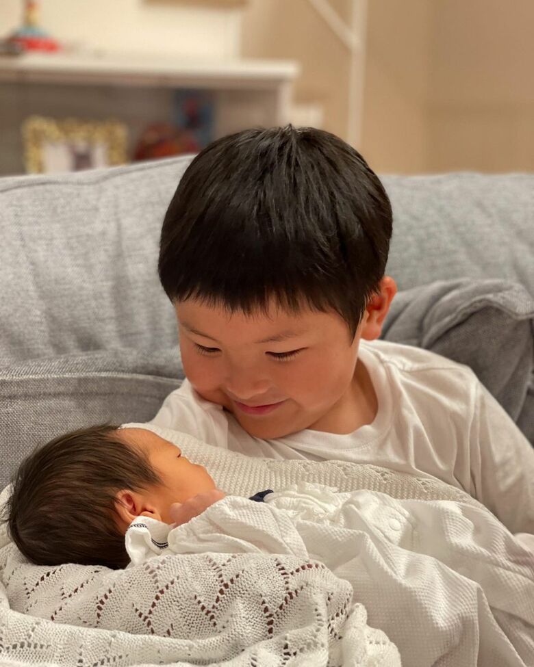 見つめ合う姿にほっこりする！杉山さんの息子さんと娘さんの接近ツーショット