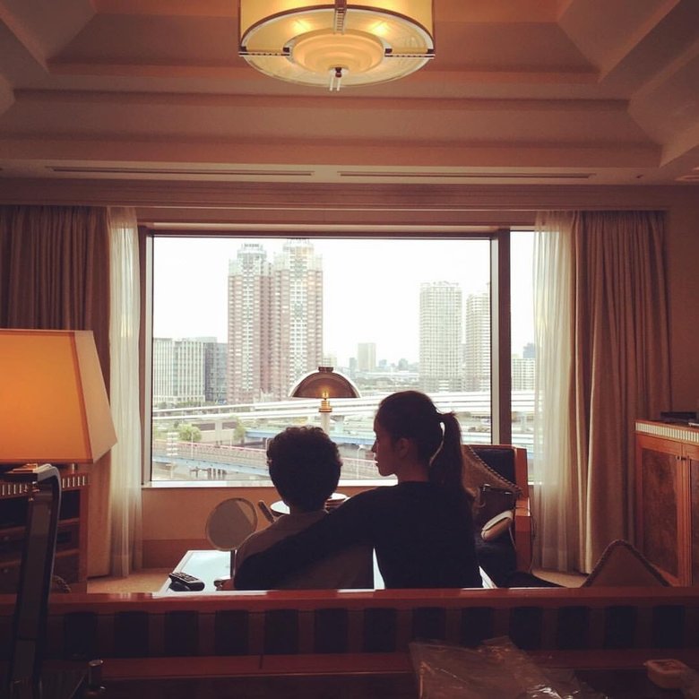 長男と寛いでいる知念さん