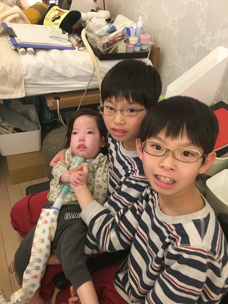 弟さんを抱っこする小学4年生の順一朗さんと宗一朗さん