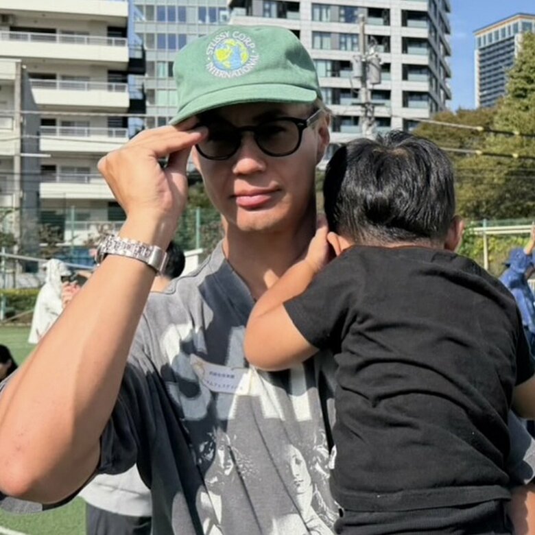 息子の運動会で親子ダンスに参加するユージさん