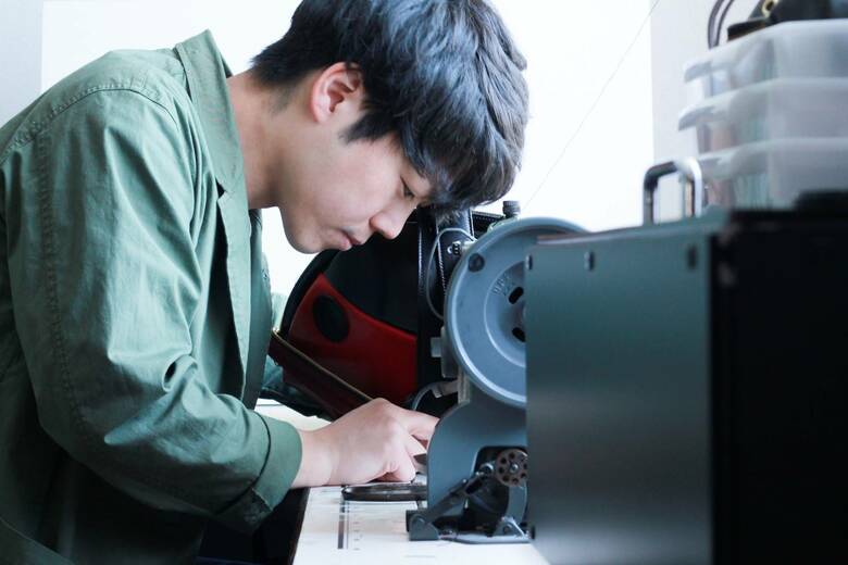 京都の工房で制作中の川本さん