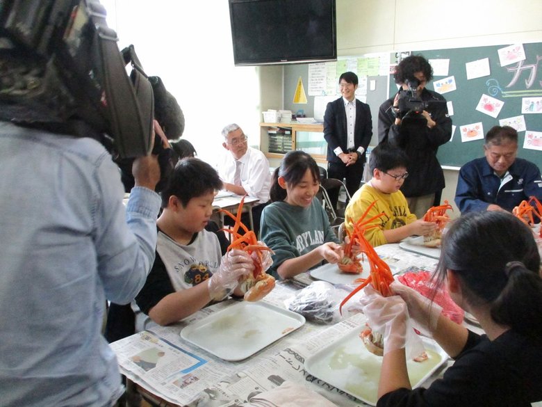 「カニ給食」に喜ぶ児童たち（写真提供／射水市教育委員会）