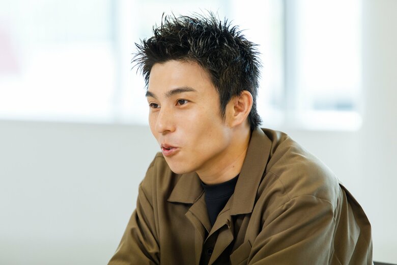 親としての思いを真剣に語る姿も