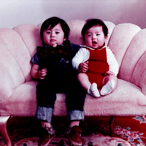 赤ちゃんのころのUKさん（右）。すでに端正な顔立ち