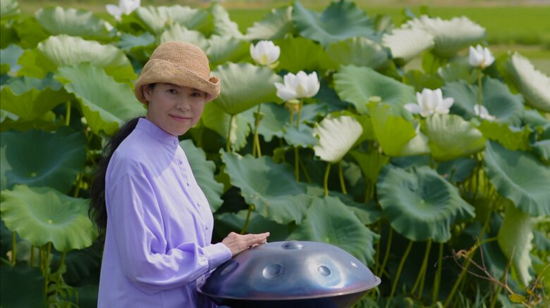 趣味が高じてハンドパン奏者としても活動している林マヤさん