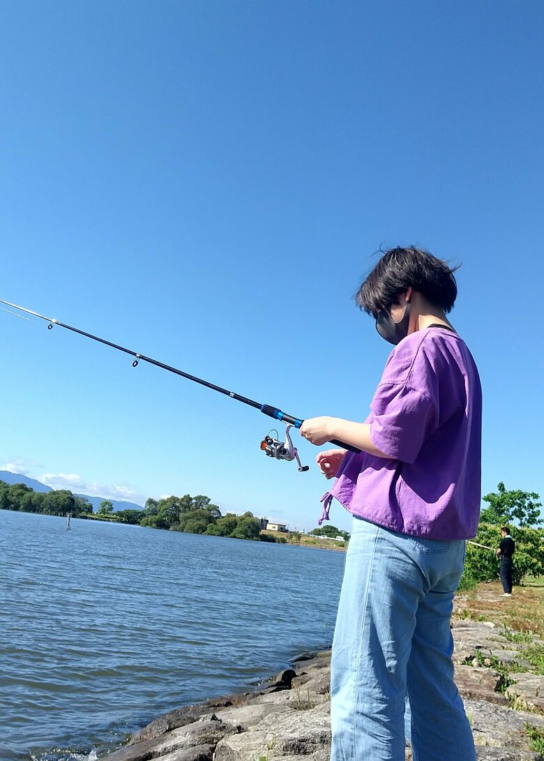 釣りにハマって飽きずに釣り続ける中学生も