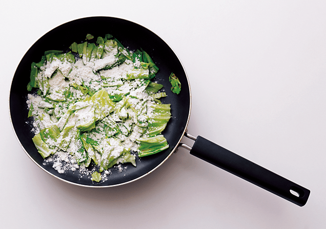 キャベツをサッと炒め、小麦粉を加えて炒める。中火で粉っぽさがなくなるまで炒めて。
