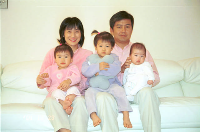 2001年12月撮影の家族写真。この年の3月にフォルシアを設立した