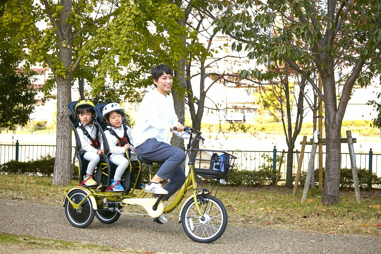 世界初！双子も乗れる親子三輪自転車を開発した40代女性「安全に出かけ