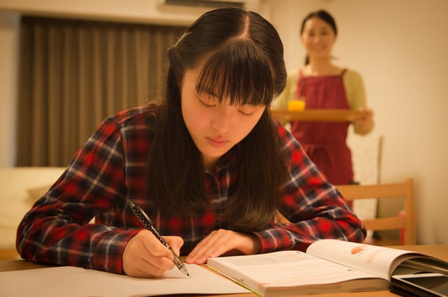 自宅で勉強する子ども