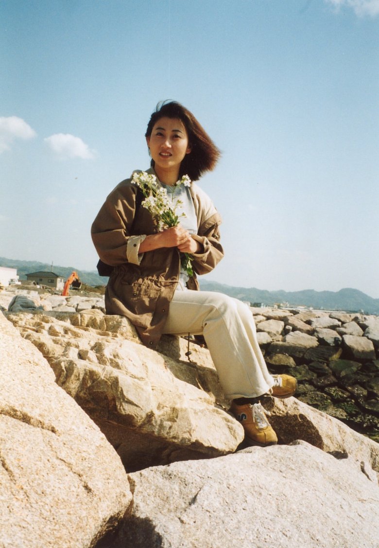 岩場で花をもって、友近さん20歳