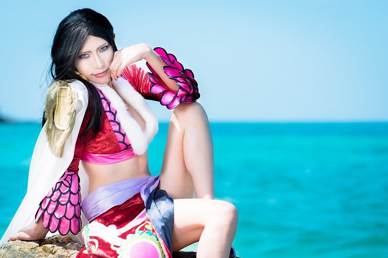 無人島を貸し切って撮影した『ONE PIECE』のハンコックのコスプレ