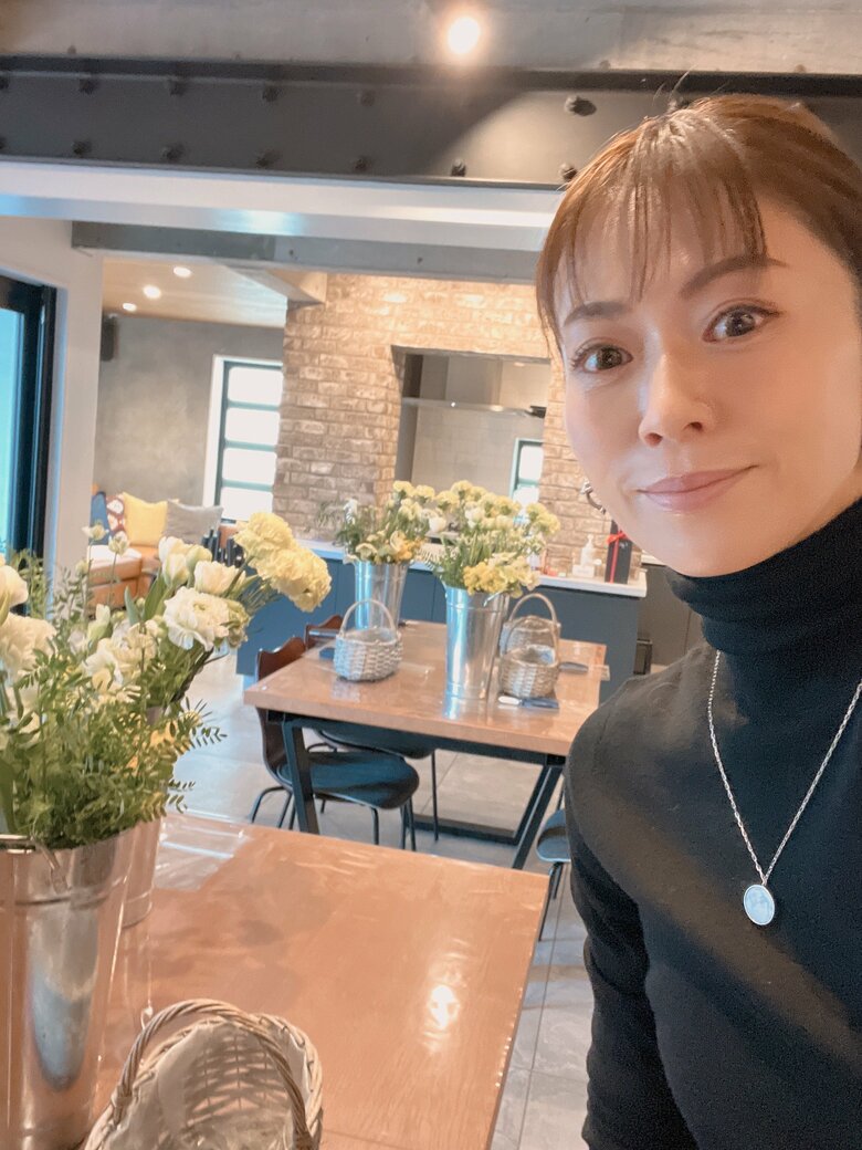 レッスンの準備中の畑野さん「花材も自分で注文します！」