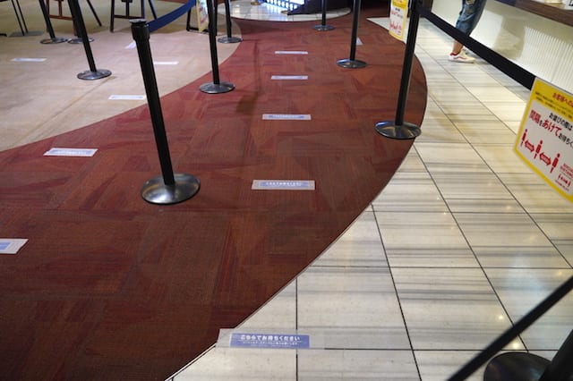 フード＆ドリンク購入の際にも間隔を空けて！